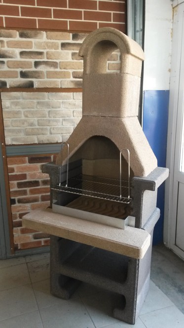 Печь - барбекю сборная из бетона, содержащего кварцевый песок.